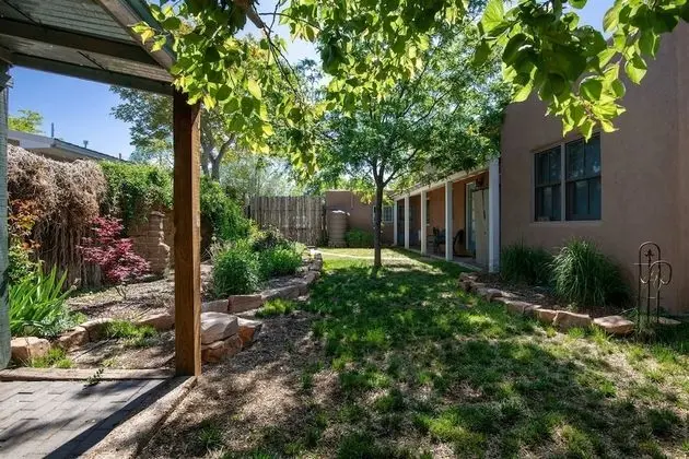 Ev (Casa Lola - Gorgeous Light-Filled Hom)