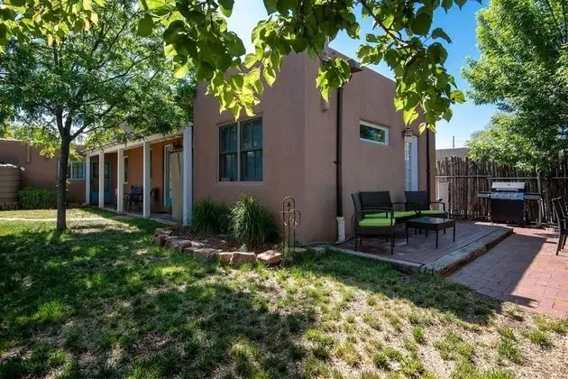 Ev (Casa Lola - Gorgeous Light-Filled Hom)