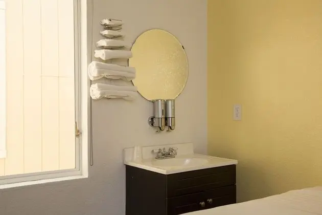 Standard Oda, 1 Büyük (Queen) Boy Yatak, Ortak Banyo