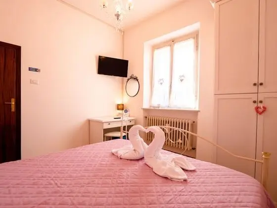Basic Tek Büyük veya İki Ayrı Yataklı Oda, Ortak Banyo