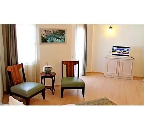 Deniz Manzaralı 3 Kişilik Oda
