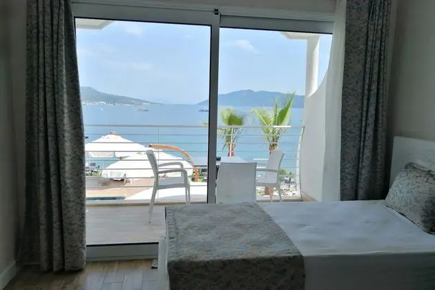 Deniz Manzaralı 3 Kişilik Oda 
