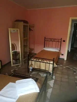 Basic Üç Kişilik Oda, Ortak Banyo (Argento)