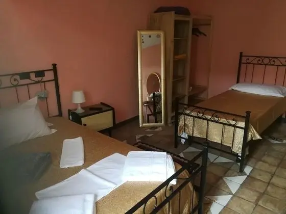 Basic Üç Kişilik Oda, Ortak Banyo (Oro)