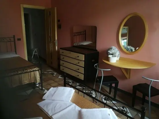 Basic Üç Kişilik Oda, Ortak Banyo (Oro)