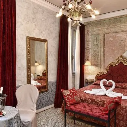 Junior Süit, 1 Büyük (Queen) Boy Yatak, Sigara İçilmez, Bahçe Manzaralı