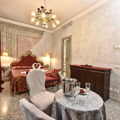 Junior Süit, 1 Büyük (Queen) Boy Yatak, Sigara İçilmez, Bahçe Manzaralı