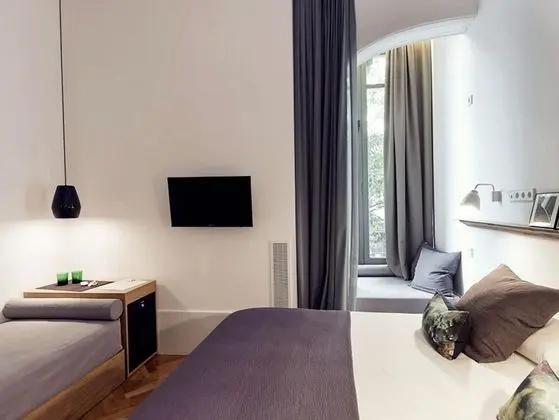 Superior Oda (with a bow-window facing the street)