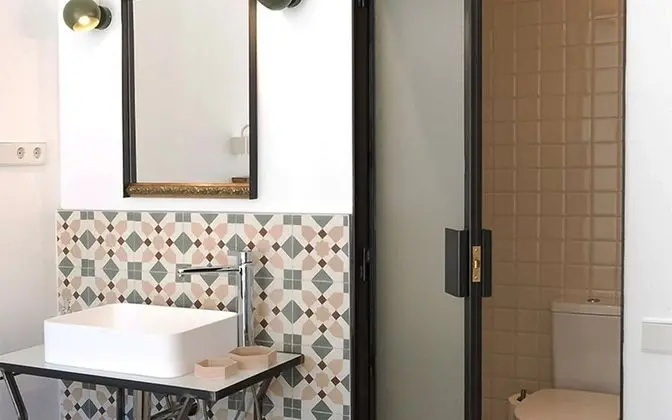 Superior Oda (with a bow-window facing the street)