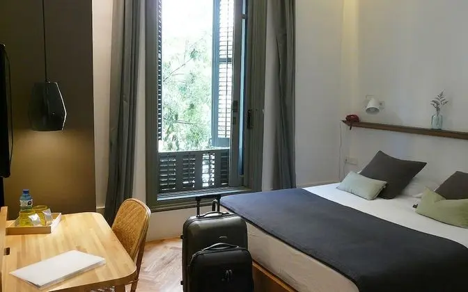 Tek Büyük Yataklı Oda (Street Facing)