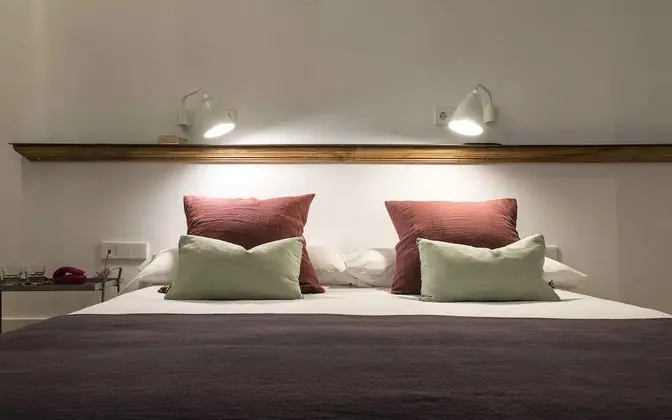 Tek Büyük Yataklı Oda (Street Facing)