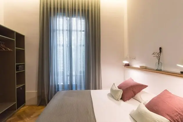 Tek Büyük Yataklı Oda (Street Facing)