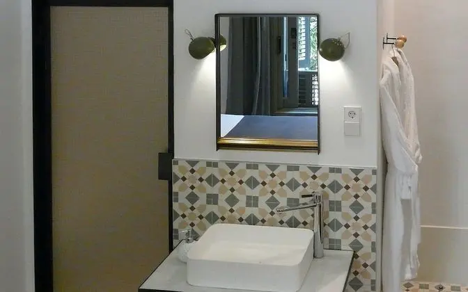 Tek Büyük Yataklı Oda (Street Facing)