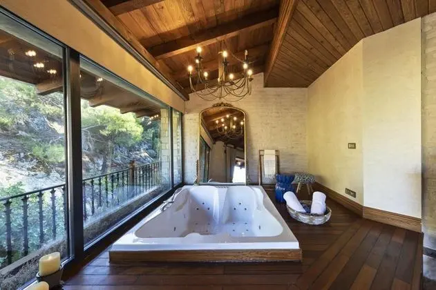 Suite, Dağ Manzaralı, Jakuzili