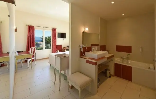 Chambre Deluxe double ou avec lits jumeaux, vue mer & Entree Privee