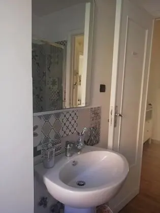 Tek Kişilik Oda, 1 Tek Kişilik Yatak, Ortak Banyo, Şehir Manzaralı