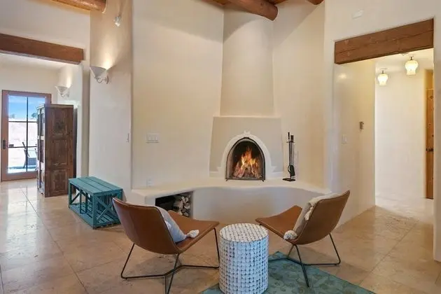 Ev (Casa Nona - Pristine Home in the Rail)
