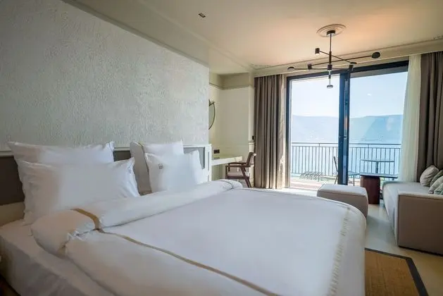 Deluxe Balcony Sea View Room