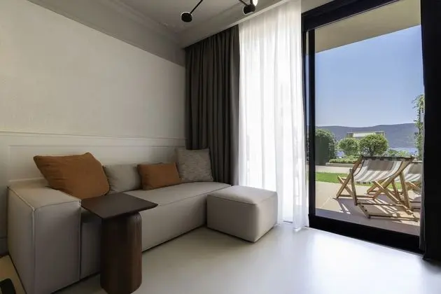 Deluxe Garden Sea View Room