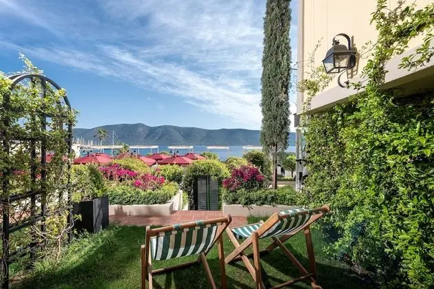 Deluxe Garden Sea View Room
