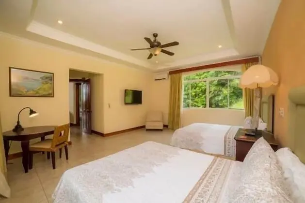 Ev, Birden Çok Yatak, Dağ Manzaralı (Casa Pacifica)