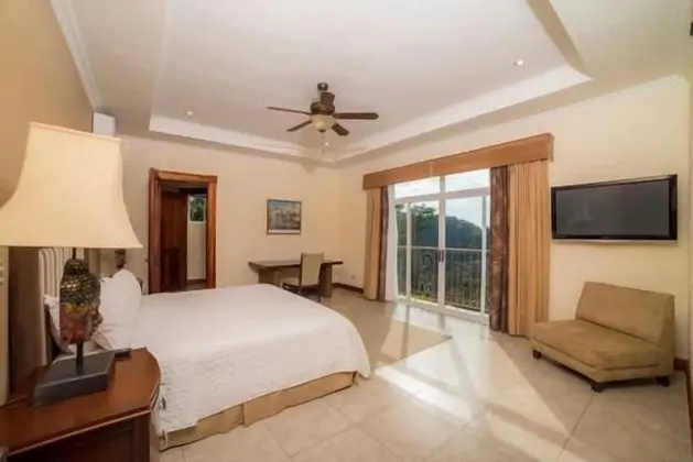 Ev, Birden Çok Yatak, Dağ Manzaralı (Casa Pacifica)
