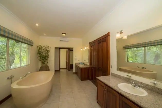 Ev, Birden Çok Yatak, Dağ Manzaralı (Casa Pacifica)