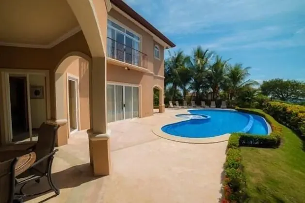Ev, Birden Çok Yatak, Dağ Manzaralı (Casa Pacifica)