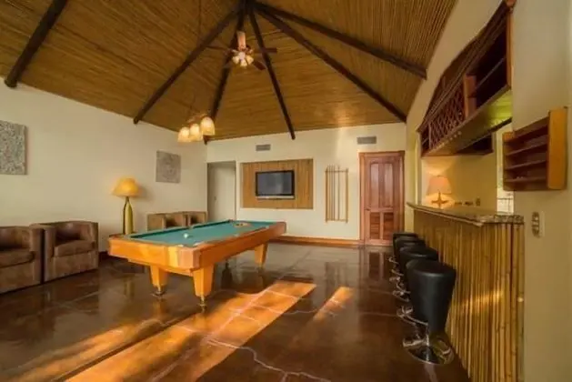 Ev, Birden Çok Yatak, Dağ Manzaralı (Casa Pacifica)