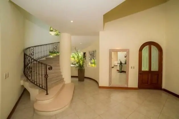 Ev, Birden Çok Yatak, Dağ Manzaralı (Casa Pacifica)