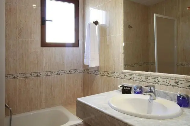 Büyük Yataklı Tek Kişilik Oda