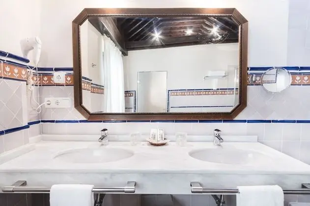 Superior Tek Büyük Yataklı Oda (Interior Jacuzzi)