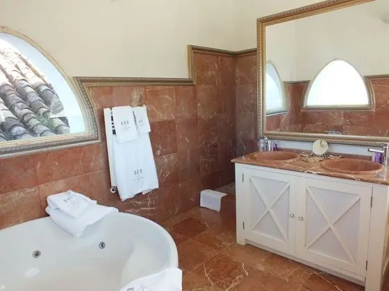 Panoramic Hidrotorreon Room