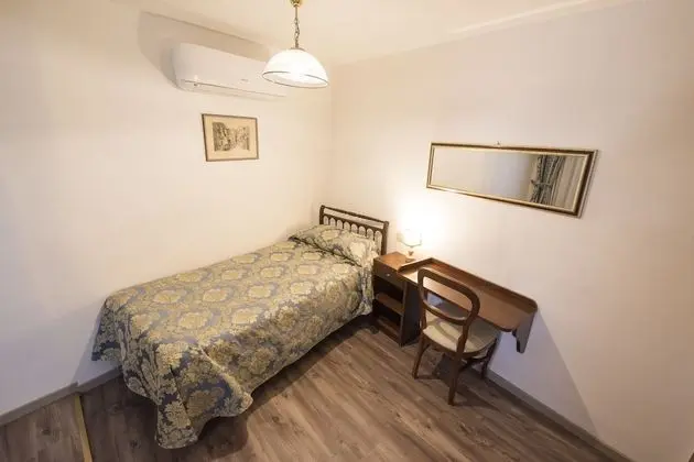Tek Kişilik Oda (private shower - shared bathroom)