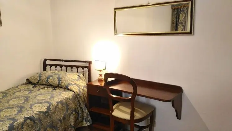 Tek Kişilik Oda (private shower - shared bathroom)