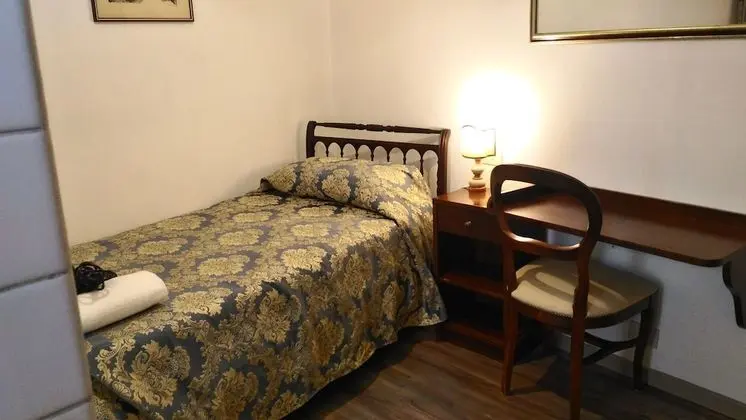 Tek Kişilik Oda (private shower - shared bathroom)