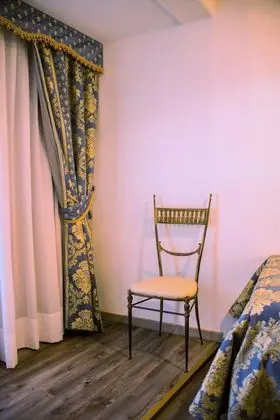 Tek Kişilik Oda (private shower - shared bathroom)