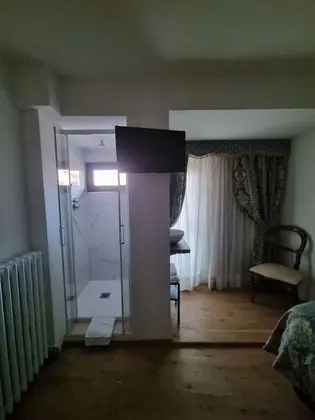 Tek Kişilik Oda (private shower - shared bathroom)