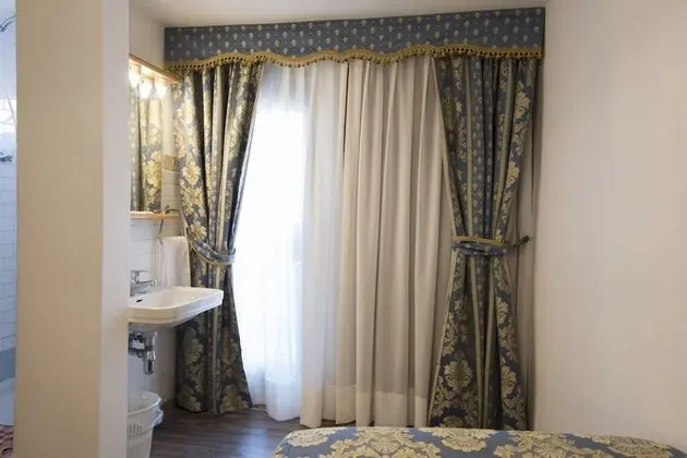Tek Kişilik Oda (private shower - shared bathroom)