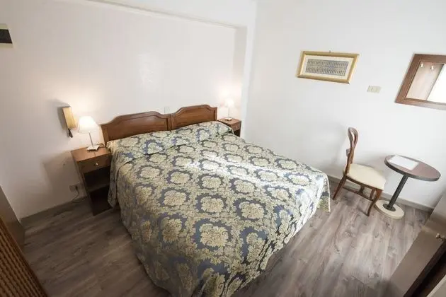 Üç Kişilik Oda (private shower - shared bathroom )