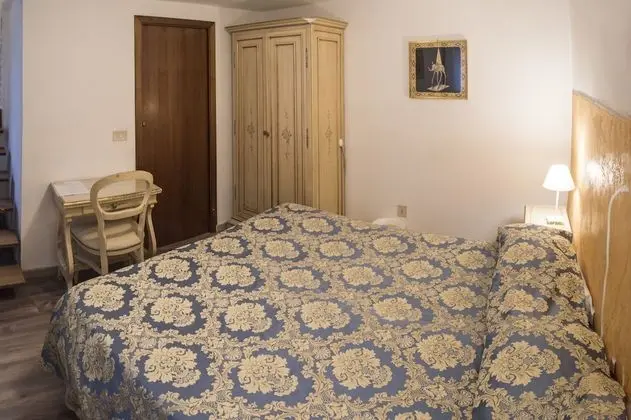 Üç Kişilik Oda (private shower - shared bathroom )