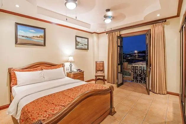 Deluxe Queen Room