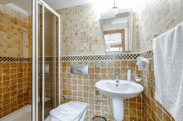 Triple Room, Bahçe veya Sokak Manzaralı, 2. Kat