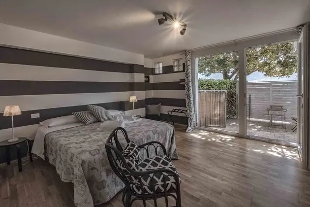 Design Tek Büyük Yataklı Oda, 1 Çift Kişilik Yatak, Banyolu/Duşlu, Bahçe Manzaralı