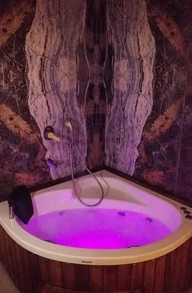 Deluxe Tek Büyük Yataklı Oda, Sıcak Su Küveti