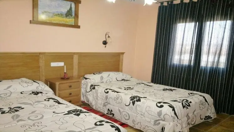 Ev, 4 Yatak Odası (room or whole house)