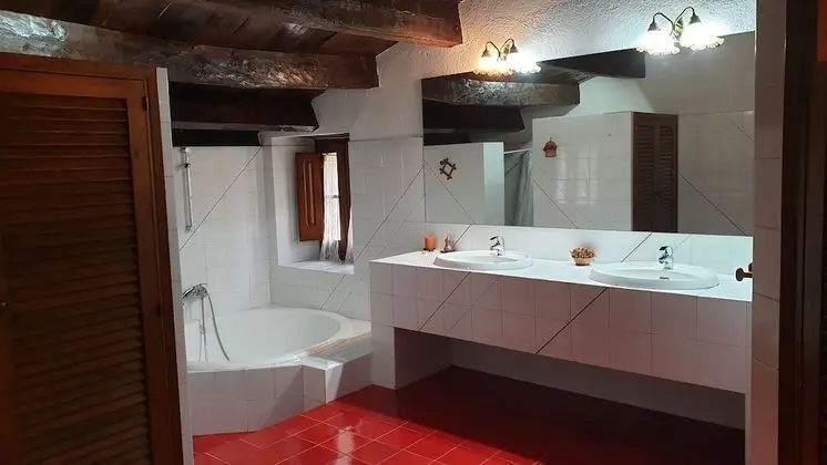 Tek Büyük Yataklı Oda, Ortak Banyo (2 Double beds)