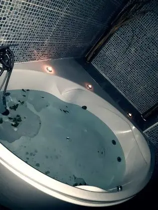 Tek Büyük veya İki Ayrı Yataklı Oda, Jakuzi