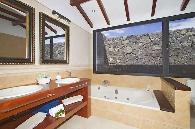 Ev, 5 Yatak Odası (2 double and 6 single beds)