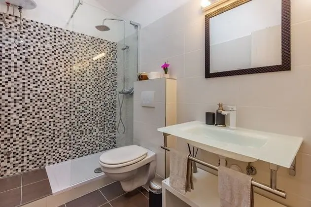 Apart Daire, Şehir Manzaralı (Julija)